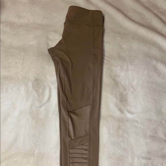 ALO Yoga Tan High-Rise Textured Leggings - Picture 5 of 8